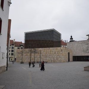 St.-Jakobs-Platz: the Ohel Jakob synagogue, a stone block with a lantern of bronze mesh on top, the Jewish Museum to its...