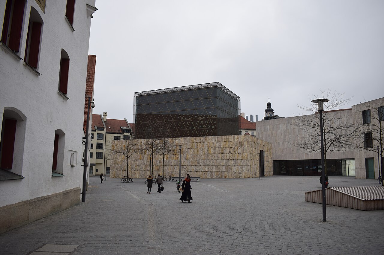 St.-Jakobs-Platz: the Ohel Jakob synagogue, a stone block with a lantern of bronze mesh on top, the Jewish Museum to its...